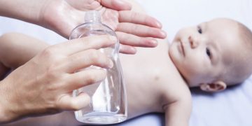 Pelajari cara aman menggunakan essential oil untuk bayi, termasuk pengenceran, jenis minyak yang tepat, dan metode aplikasi yang aman.