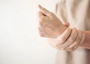 Banyak kebiasaan warga Indonesia tanpa sadar bisa memicu penyakit asam urat. Dokter ungkap penyebab dan cara mencegahnya sejak dini. (Foto: ciputrahospital.com)