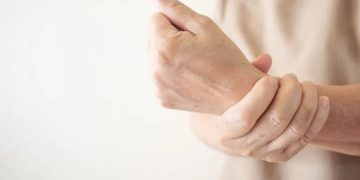 Banyak kebiasaan warga Indonesia tanpa sadar bisa memicu penyakit asam urat. Dokter ungkap penyebab dan cara mencegahnya sejak dini. (Foto: ciputrahospital.com)