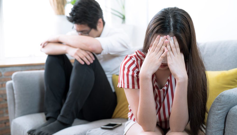 Riset menunjukkan ada empat tanda red flag yang membuat pasangan lebih berpotensi selingkuh. Kenali faktor-faktornya sejak awal. (Foto; Shutterstock)