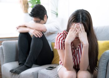Riset menunjukkan ada empat tanda red flag yang membuat pasangan lebih berpotensi selingkuh. Kenali faktor-faktornya sejak awal. (Foto; Shutterstock)