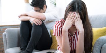 Riset menunjukkan ada empat tanda red flag yang membuat pasangan lebih berpotensi selingkuh. Kenali faktor-faktornya sejak awal. (Foto; Shutterstock)