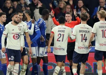 Pemain Timnas Indonesia, Calvin Verdonk, mendapat kartu merah hanya delapan menit setelah masuk dalam laga Strasbourg vs Lille di Liga Prancis. (Foto: REUTERS/Christian Hartmann)