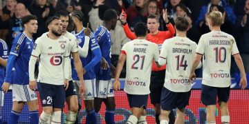 Pemain Timnas Indonesia, Calvin Verdonk, mendapat kartu merah hanya delapan menit setelah masuk dalam laga Strasbourg vs Lille di Liga Prancis. (Foto: REUTERS/Christian Hartmann)
