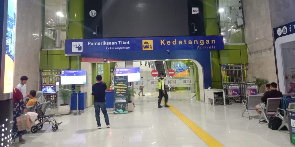 Pemerintah meluncurkan stimulus Nataru 2025/2026 berupa diskon tiket pesawat, kereta, kapal laut, dan penyeberangan yang dapat dipesan mulai 21 November. (Foto: editorindonesia.com)