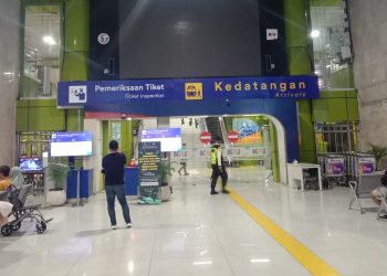Pemerintah meluncurkan stimulus Nataru 2025/2026 berupa diskon tiket pesawat, kereta, kapal laut, dan penyeberangan yang dapat dipesan mulai 21 November. (Foto: editorindonesia.com)