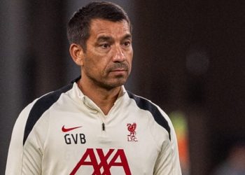 Giovanni van Bronckhorst kembali dikaitkan dengan Timnas Indonesia. Rumor ini memicu reaksi tak terduga dari fans Liverpool. Simak fakta dan analisis lengkapnya. (Foto: This Is Anfield)