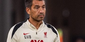 Giovanni van Bronckhorst kembali dikaitkan dengan Timnas Indonesia. Rumor ini memicu reaksi tak terduga dari fans Liverpool. Simak fakta dan analisis lengkapnya. (Foto: This Is Anfield)