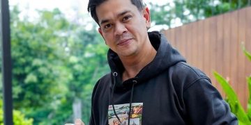 Surya Insomnia jadi sorotan usai viral menambal jalan berlubang di Tangsel sebagai inisiatif swadaya warga demi keselamatan pengendara. (Foto: Instagram @suryainsomnia)