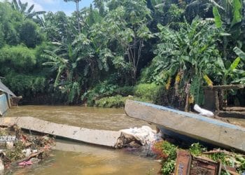 Tanggul Baswedan di Jati Padang jebol dan menyebabkan banjir di Jakarta Selatan. Ketua RW ungkap penyempitan lahan jadi penyebab utama. (Foto: Taufiq/detikcom)