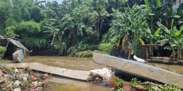 Tanggul Baswedan di Jati Padang jebol dan menyebabkan banjir di Jakarta Selatan. Ketua RW ungkap penyempitan lahan jadi penyebab utama. (Foto: Taufiq/detikcom)