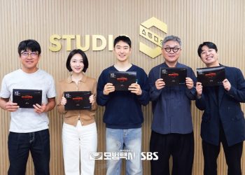 Lee Je Hoon dan sutradara Taxi Driver 3 memberi petunjuk bahwa musim terbaru bisa menjadi akhir seri. Apa makna “angka 3” dalam cerita?. (Foto: Dok. SBS)