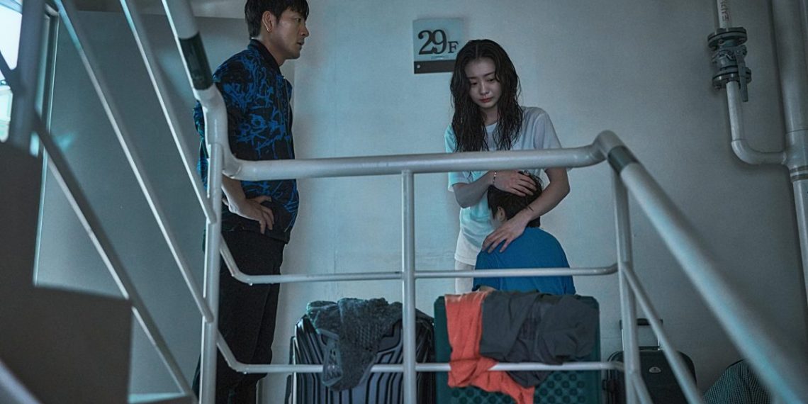 Kim Da-mi dan Park Hae Soo akan tampil dalam film Netflix The Great Flood, kisah perjuangan di apartemen yang terendam banjir besar. (Foto: Soompi)