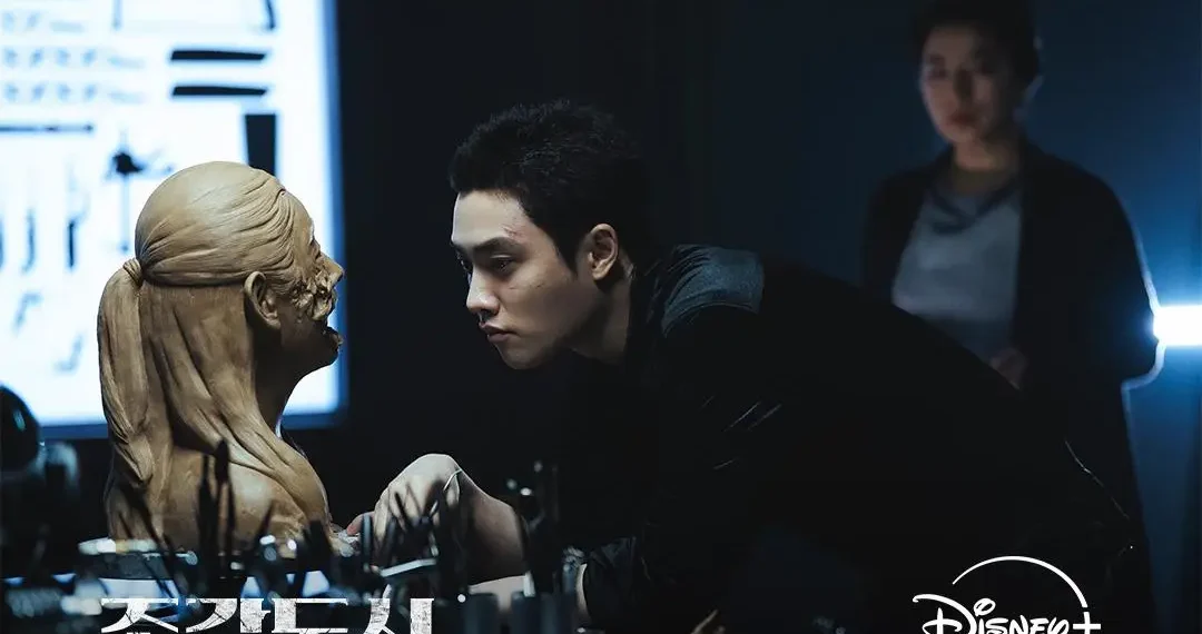 Strategi gelap Ahn Yo Han mengungkap bagaimana kekuasaan dan teknologi mampu menciptakan pelaku palsu dalam drama The Manipulated. (Foto: dok. Disney+/The Manipulated)