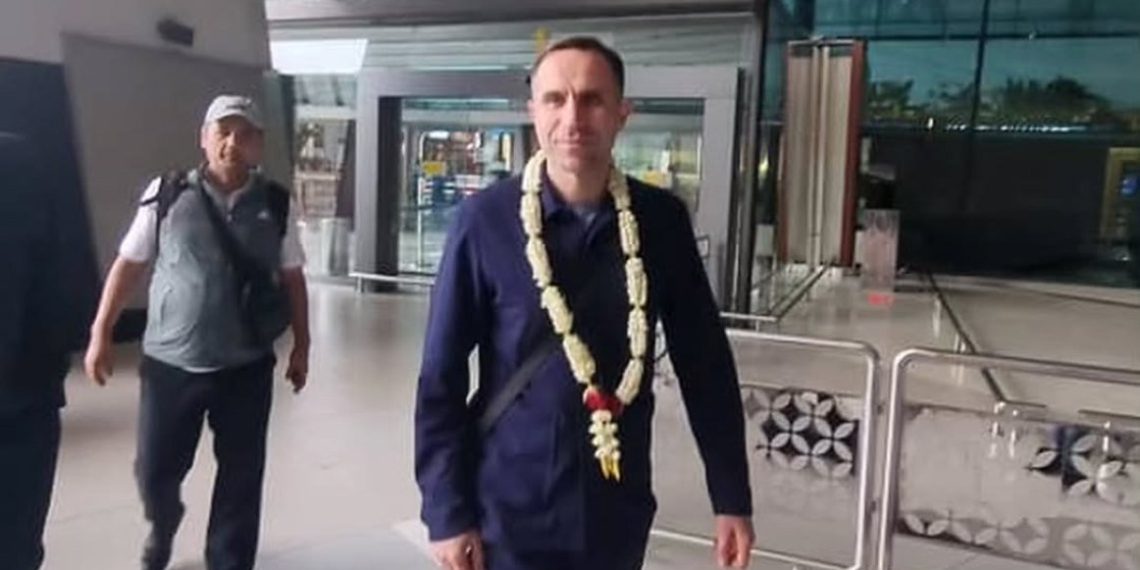 Kedatangan Timur Kapadze di Istiqlal Jadi Sorotan, Bukan untuk Melamar Pelatih Timnas Mantan pelatih Uzbekistan Timur Kapadze tiba di Indonesia, menegaskan kunjungannya untuk promosi pariwisata, bukan wawancara pelatih Timnas Indonesia. (Foto: nstagram/@effendigazaliofficial)