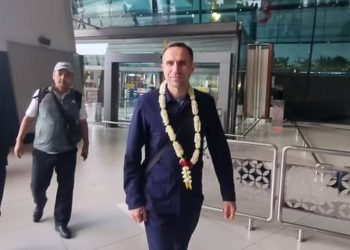 Mantan pelatih Uzbekistan Timur Kapadze tiba di Indonesia, menegaskan kunjungannya untuk promosi pariwisata, bukan wawancara pelatih Timnas Indonesia. (Foto: nstagram/@effendigazaliofficial)