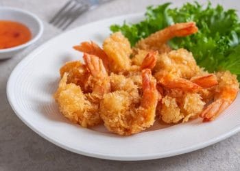 Resep udang goreng tepung crispy gurih ala restoran seafood, renyah tahan lama, dan mudah dibuat di rumah. Cocok jadi lauk hemat atau camilan keluarga. (Foto: iStock)