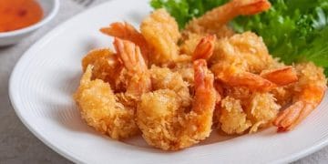 Resep udang goreng tepung crispy gurih ala restoran seafood, renyah tahan lama, dan mudah dibuat di rumah. Cocok jadi lauk hemat atau camilan keluarga. (Foto: iStock)