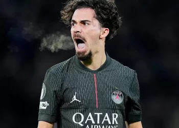 Vitinha tampil menonjol dengan hattrick saat PSG menaklukkan Tottenham 5-3. Performa ini menegaskan posisinya sebagai gelandang sentral terbaik PSG.