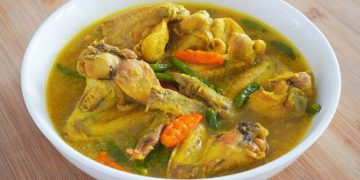 Resep Ayam Kuah Asam Pedas segar dan pedas nagih, cocok untuk menu hangat keluarga. Praktis, hemat, dan rasanya bikin semangat. Cobain sekarang. (Foto: YouTube.com/tri pujis)