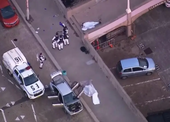 Penembakan di Pantai Bondi Australia menewaskan banyak korban. Pemerintah tetapkan duka nasional dan fokus penanganan korban. (Foto: AP/Mark Baker)
