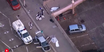 Penembakan di Pantai Bondi Australia menewaskan banyak korban. Pemerintah tetapkan duka nasional dan fokus penanganan korban. (Foto: AP/Mark Baker)