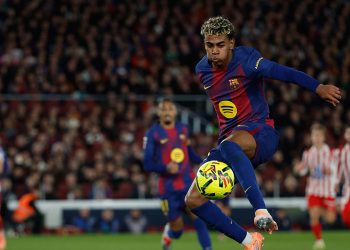 Barcelona mengalahkan Atletico Madrid 3-1 dan mengamankan posisi puncak klasemen La Liga dengan selisih empat poin atas pesaing terdekat. (Foto: AP Photo/Joan Monfort)