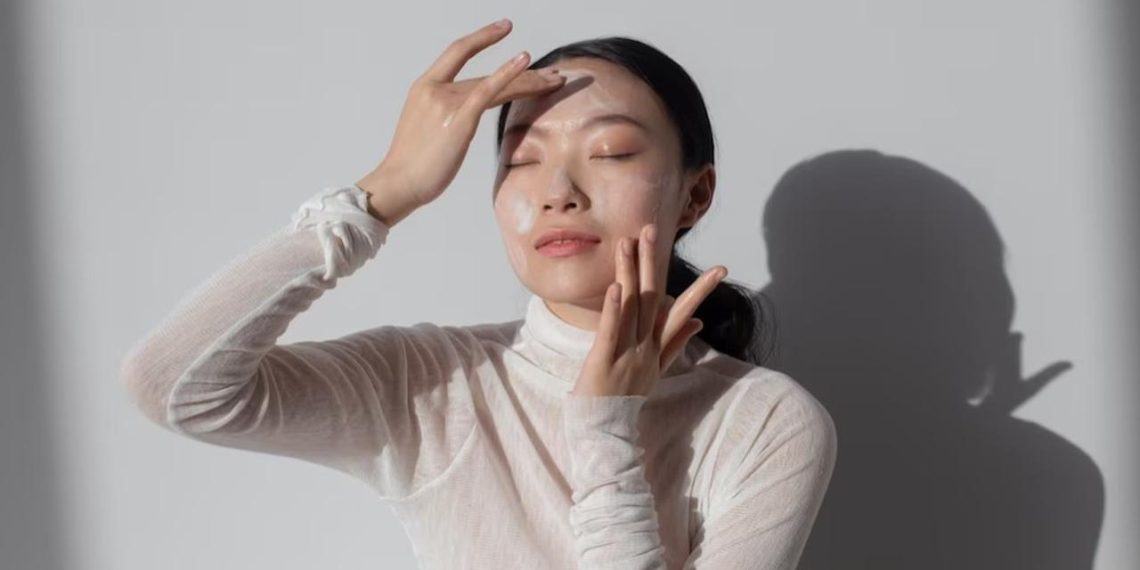 Cari tahu waktu terbaik memakai sunscreen dan kapan harus reapply agar perlindungan kulit tetap optimal sepanjang hari. (Foto: Freepik)