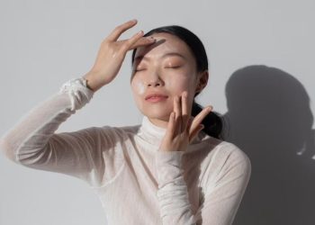 Cari tahu waktu terbaik memakai sunscreen dan kapan harus reapply agar perlindungan kulit tetap optimal sepanjang hari. (Foto: Freepik)