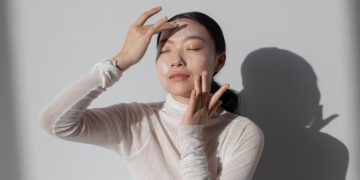 Cari tahu waktu terbaik memakai sunscreen dan kapan harus reapply agar perlindungan kulit tetap optimal sepanjang hari. (Foto: Freepik)