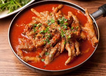 Resep ceker mercon tanpa tulang super pedas, empuk, dan bumbu meresap. Cocok jadi lauk nasi hangat atau camilan pedas favorit. (Foto: Shutterstock)