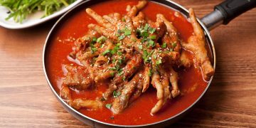 Resep ceker mercon tanpa tulang super pedas, empuk, dan bumbu meresap. Cocok jadi lauk nasi hangat atau camilan pedas favorit. (Foto: Shutterstock)