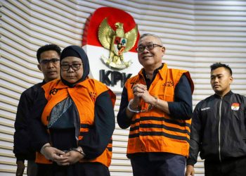 Dua mantan petinggi Pertamina didakwa merugikan negara sekitar US$ 113 juta dalam kasus pengadaan LNG yang berlangsung satu dekade.