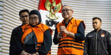 Dua mantan petinggi Pertamina didakwa merugikan negara sekitar US$ 113 juta dalam kasus pengadaan LNG yang berlangsung satu dekade.