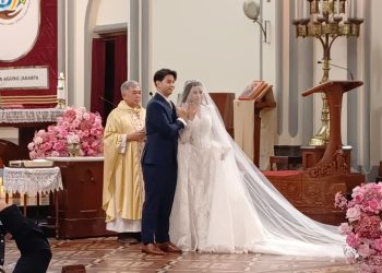 Prosesi pemberkatan pernikahan Brisia Jodie dan Jonathan Alden berlangsung khidmat di Gereja Katedral Jakarta. Berikut rangkaian momen sakralnya. (Foto: Vincentius Mario/kumparan)