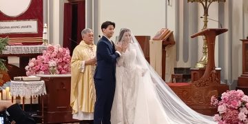 Prosesi pemberkatan pernikahan Brisia Jodie dan Jonathan Alden berlangsung khidmat di Gereja Katedral Jakarta. Berikut rangkaian momen sakralnya. (Foto: Vincentius Mario/kumparan)