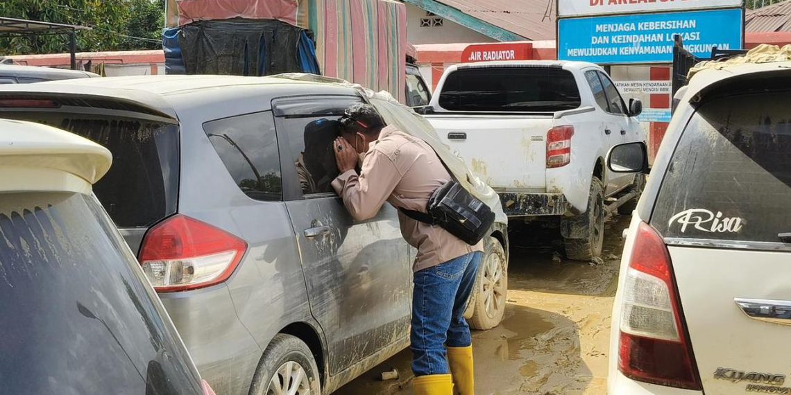 Viral dugaan mayat dalam mobil tersapu banjir di Aceh Tamiang membuat warga resah. Pemerintah daerah memberi klarifikasi resmi setelah melakukan pengecekan. (Foto: Polres Aceh Tamiang)