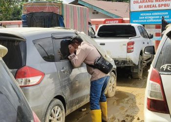 Viral dugaan mayat dalam mobil tersapu banjir di Aceh Tamiang membuat warga resah. Pemerintah daerah memberi klarifikasi resmi setelah melakukan pengecekan. (Foto: Polres Aceh Tamiang)