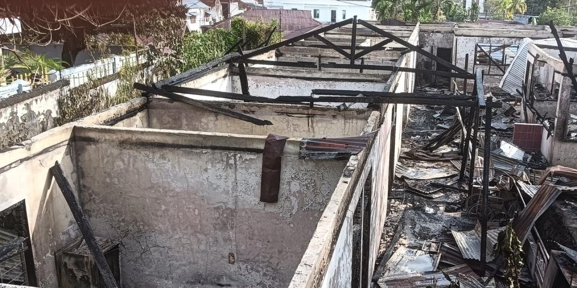 Kebakaran panti jompo di Manado membuat 16 lansia tewas. Warga yang mengevakuasi korban mendengar teriakan minta tolong saat api berkobar. (Foto: Liputan6)