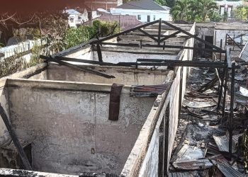 Kebakaran panti jompo di Manado membuat 16 lansia tewas. Warga yang mengevakuasi korban mendengar teriakan minta tolong saat api berkobar. (Foto: Liputan6)