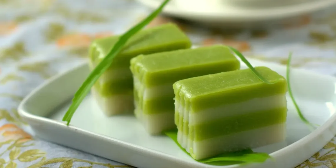 Resep kue hunkwe pandan lembut, segar, dan hemat. Camilan nostalgia yang mudah dibuat, cocok untuk sajian keluarga kapan saja. (Foto: shutterstock.com/id/g/Dolly+MJ)