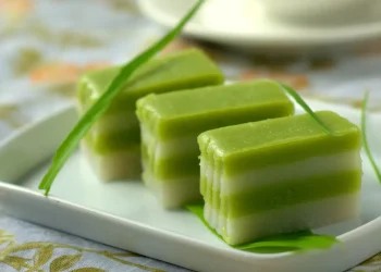 Resep kue hunkwe pandan lembut, segar, dan hemat. Camilan nostalgia yang mudah dibuat, cocok untuk sajian keluarga kapan saja. (Foto: shutterstock.com/id/g/Dolly+MJ)