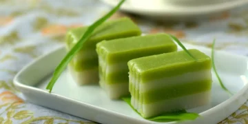 Resep kue hunkwe pandan lembut, segar, dan hemat. Camilan nostalgia yang mudah dibuat, cocok untuk sajian keluarga kapan saja. (Foto: shutterstock.com/id/g/Dolly+MJ)