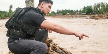 Aksi Verrell Bramasta di lokasi banjir Sumatera viral karena rompi yang ia pakai. Simak perbedaan rompi taktis dan antipeluru secara lengkap. (Foto: Instagram @bramastavrl)