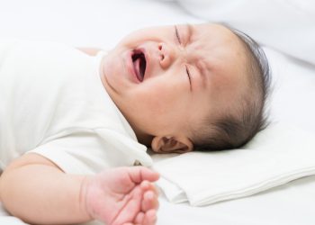 Hernia pada anak tidak selalu harus dioperasi. Dokter menjelaskan perbedaan penanganan hernia umbilikal dan inguinal. (Foto: Shutterstock)