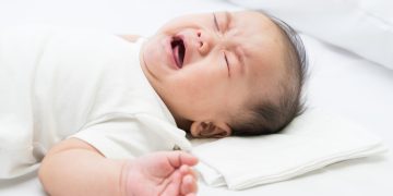 Hernia pada anak tidak selalu harus dioperasi. Dokter menjelaskan perbedaan penanganan hernia umbilikal dan inguinal. (Foto: Shutterstock)