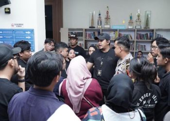 Puluhan korban menggerebek rumah owner WO di Jaktim usai dugaan penipuan paket pernikahan. Polisi memeriksa pemilik dan staf WO. (Foto: Antara)