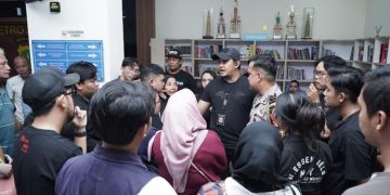 Puluhan korban menggerebek rumah owner WO di Jaktim usai dugaan penipuan paket pernikahan. Polisi memeriksa pemilik dan staf WO. (Foto: Antara)