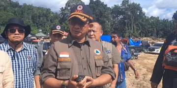 Kepala BNPB Suharyanto menyampaikan permohonan maaf atas penilaian awal terkait bencana Tapanuli Selatan yang ternyata lebih besar dari dugaan. (Foto: Istimewa)