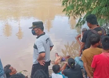 Pencarian warga Langgai yang hilang tujuh hari berakhir duka setelah jenazah korban ditemukan di Sungai Batang Surantih oleh warga setempat. (Foto: ANTARA)